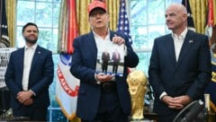 Beim Besuch von Gianni Infantino (re.) zeigte Donald Trump ein Foto von sich und Wladimir Putin.
