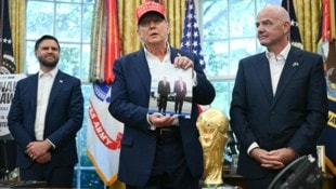 Beim Besuch von Gianni Infantino (re.) zeigte Donald Trump ein Foto von sich und Wladimir Putin.