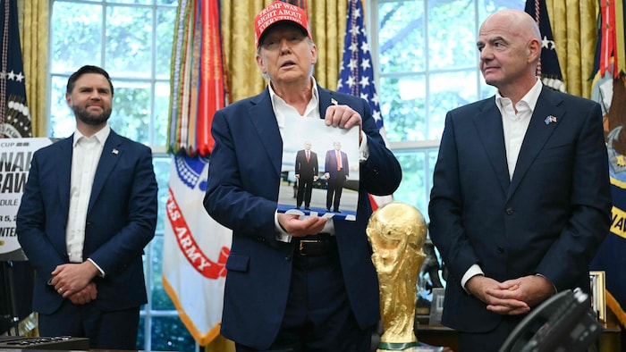 Beim Besuch von Gianni Infantino (re.) zeigte Donald Trump ein Foto von sich und Wladimir Putin.