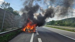 Der Pkw brannte komplett aus.