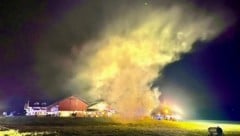 Ein brennender Holz-Unterstand löste in Schleedorf Alarmstufe zwei aus.