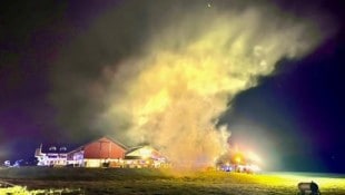 Ein brennender Holz-Unterstand löste in Schleedorf Alarmstufe zwei aus.