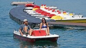 Das Wetter lädt zu einer Tretbootfahrt am See ein.