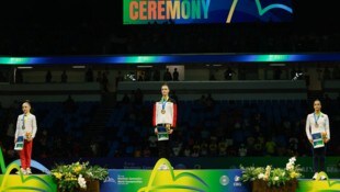 Darja Varfolomeev (Mitte) holt sich WM-Gold.