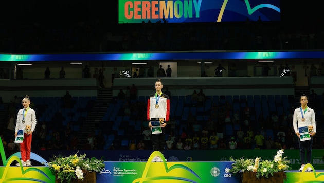 Darja Varfolomeev (Mitte) holt sich WM-Gold.