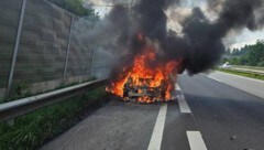 Der Pkw brannte komplett aus.