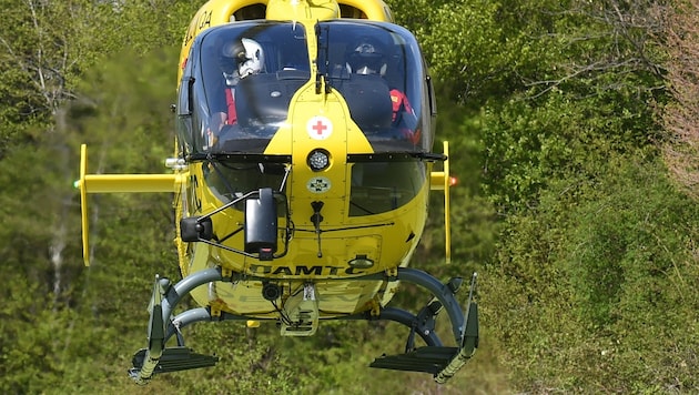 Der Rettungshubschrauber flog den Verletzten ins Spital (Symbolbild)