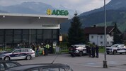 Das Lebensmittelgeschäft wurde ausgeraubt, mehrere Polizeistreifen standen im Einsatz.