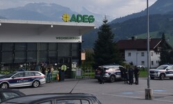 Das Lebensmittelgeschäft wurde ausgeraubt, mehrere Polizeistreifen standen im Einsatz.