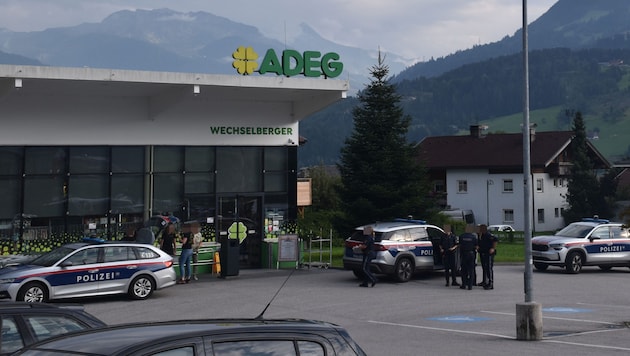 Das Lebensmittelgeschäft wurde ausgeraubt, mehrere Polizeistreifen standen im Einsatz.