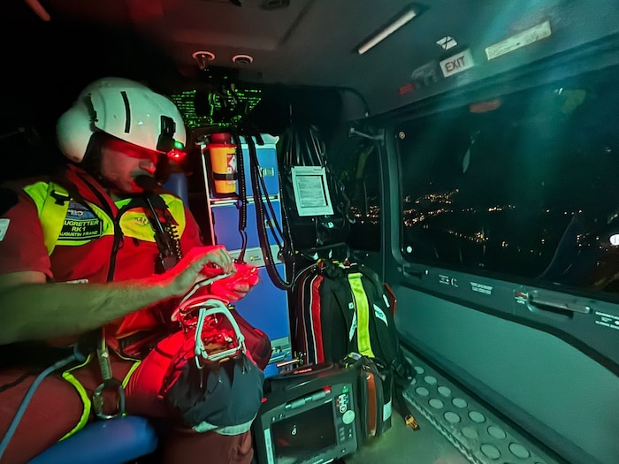 Der Notarzthubschrauber RK-1 flog bei Nacht Richtung Maurertörl.