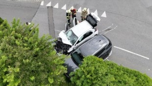 Beide Unfallwagen wurden in eine Gartenhecke geschleudert.