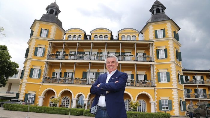 Erich Falkensteiner vorm Schlosshotel in Velden. Jetzt hat er auch eine Camping-Anlage in ...