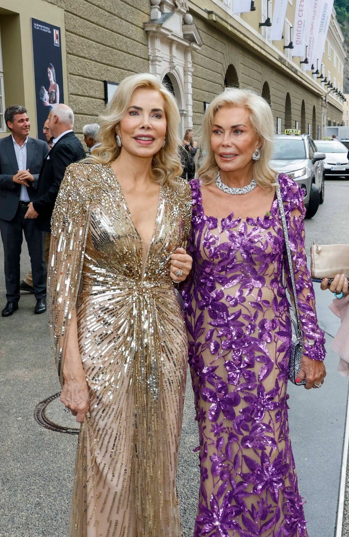 Gabriela Prinzessin zu Leiningen (li.) und ihre Mama Renate Thyssen-Henne in glamourösen Roben.