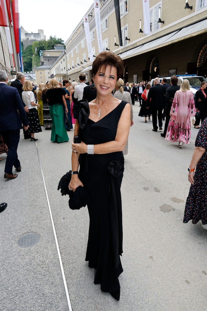Drogerie-Chefin Anita Müller zeigte sich in Salzburg elegant in Schwarz.