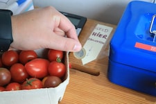 Im SB-Laden nahm der 22-Jährige Geld und Lebensmittel mit.