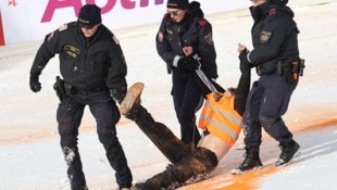 Der Aktivist wurde von der Polizei aus dem Zielraum befördert.