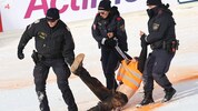 Der Aktivist wurde von der Polizei aus dem Zielraum befördert.