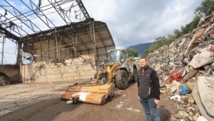 Das Feuer in der mittleren Halle beschädigte auch die angrenzenden. Ob auch Teile der ...
