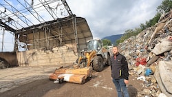 Das Feuer in der mittleren Halle beschädigte auch die angrenzenden. Ob auch Teile der ...