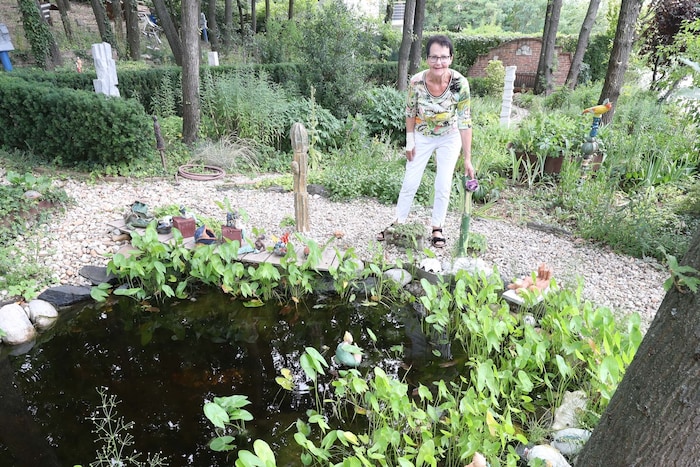Monika Mayer in ihrem Garten. Wasser darf natürlich auch nicht fehlen.