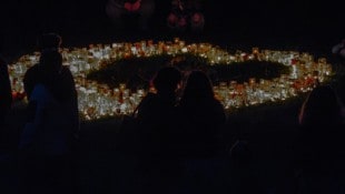 Mitschüler zündeten beim Lichtermeer Kerzen für Rosa und Lena an.