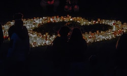 Mitschüler zündeten beim Lichtermeer Kerzen für Rosa und Lena an.