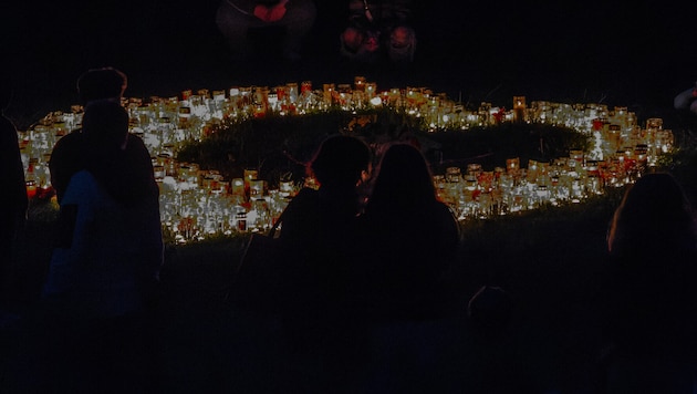 Mitschüler zündeten beim Lichtermeer Kerzen für Rosa und Lena an.
