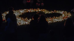 Mitschüler zündeten beim Lichtermeer Kerzen für Rosa und Lena an.
