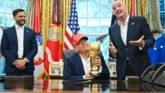 US-Präsident Donald Trump empfing vor wenigen Wochen mit seinem „Vize“ JD Vance (li.) FIFA-Boss ...