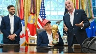 US-Präsident Donald Trump empfing mit seinem „Vize“ JD Vance FIFA-Boss Gianni Infantino im Oval ...