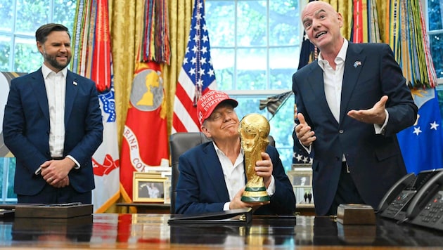 US-Präsident Donald Trump empfing mit seinem „Vize“ JD Vance FIFA-Boss Gianni Infantino im Oval ...