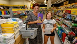 Iris Krall und ihre Tochter Heidi arbeiten eine ganze Liste an Schulsachen ab. 