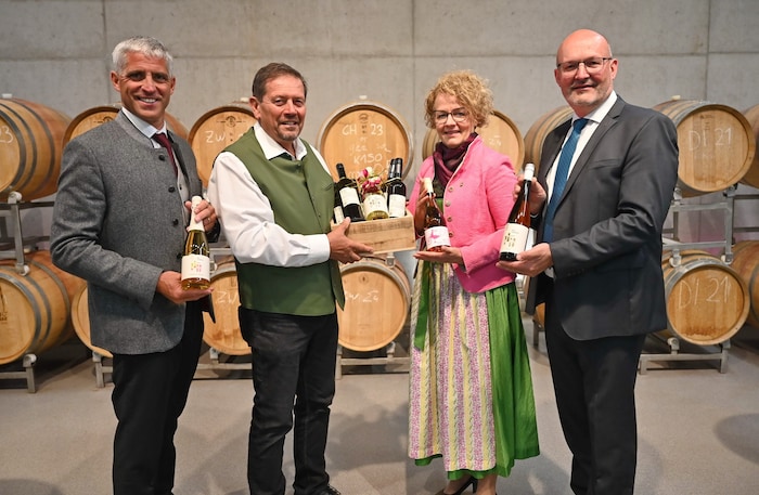 Landesrätin Christiane Teschl-Hofmeiser zu Besuch in der Weinbauschule Krems