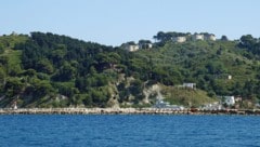 Der Hafen von Sazan – im Hintergrund sind alte Wohnhäuser zu sehen, die früher von Angehörigen ...