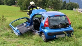 Der Lenker dieses Wagens musste mit dem Notarzt ins Krankenhaus.  