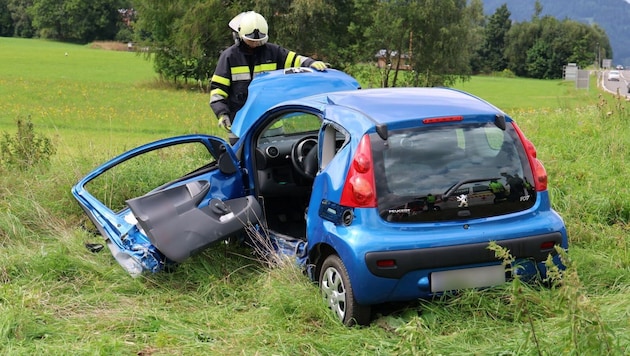 Der Lenker dieses Wagens musste mit dem Notarzt ins Krankenhaus.