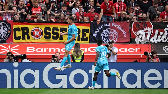 Fisnik Asllani (links)