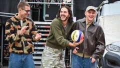 Ein kleines Beachvolleyball-Match vor dem Auftritt? Die Jungs von ClockClock nutzten die Zeit ...