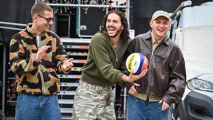 Ein kleines Beachvolleyball-Match vor dem Auftritt? Die Jungs von ClockClock nutzten die Zeit ...