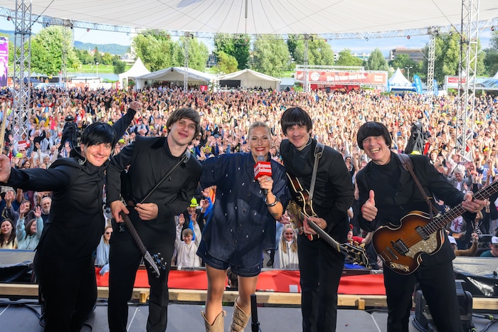 So echt, so Kult – wie früher! Das Trio Help! A Beatles Tribute – am Foto mit Fest- Moderatorin ...