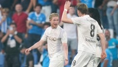 Kevin De Bruyne (l.) lässt sich feiern.