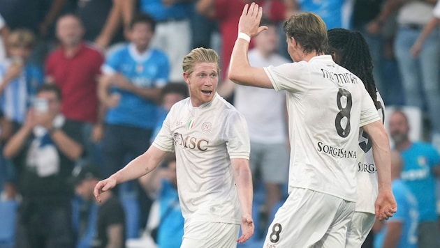 Kevin De Bruyne (l.) lässt sich feiern.