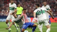 David Affengruber (l.) im Zweikampf mit Atleticos Giacomo Raspadori