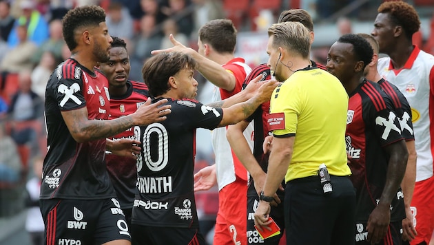 Julian Weinberger verwies LASK-Kicker Sascha Horvath vom Platz.