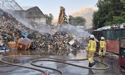 Gut einen Tag nach „Brand aus“ rückten die Feuerwehrleute wieder an.