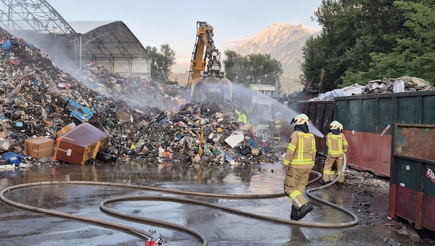 Gut einen Tag nach „Brand aus“ rückten die Feuerwehrleute wieder an.