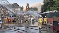 Gut einen Tag nach „Brand aus“ rückten die Feuerwehrleute wieder an.