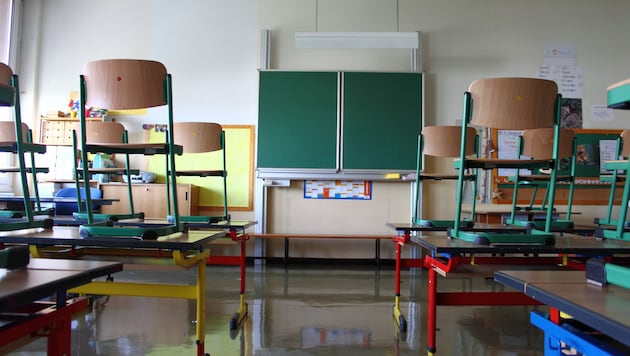 Eine deutsche Lehrerin (62) ist seit 17 Jahren krankgeschrieben. Ihr Arbeitgeber will sie in den ...