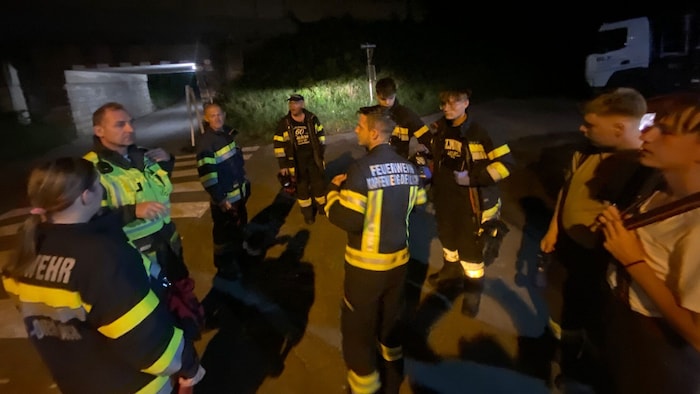 Dutzende Helfer waren am späten Samstagabend unermüdlich im Einsatz.
